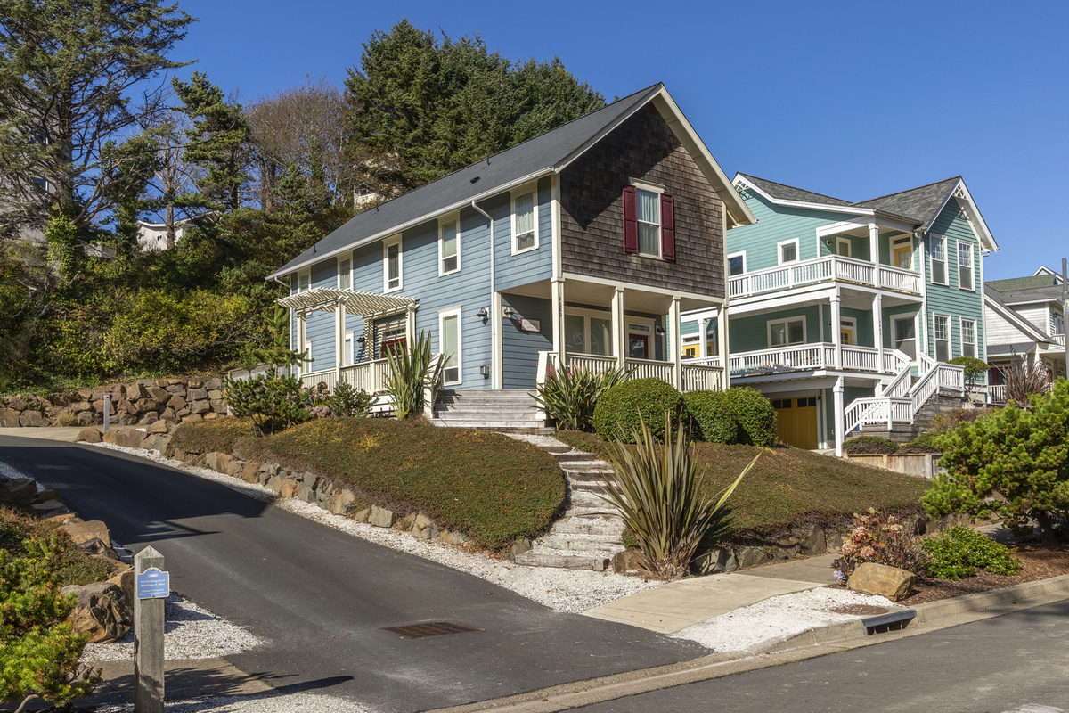 Searenity Now, a Cape Cod–style vacation home in Olivia Beach, Lincoln City